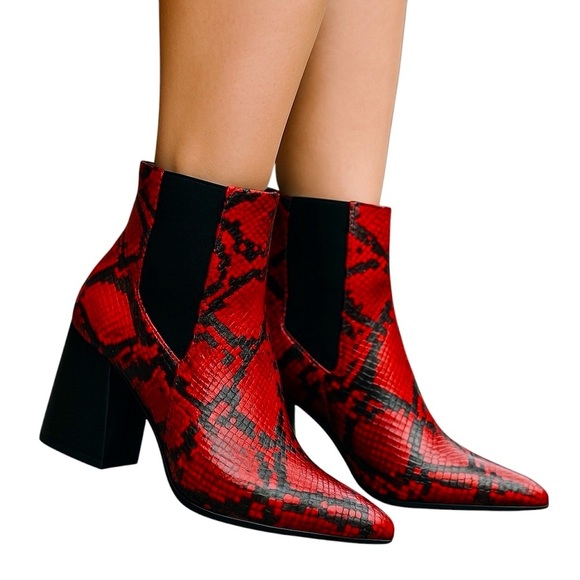 QUPID Red Hot Snakeskin Chunky 2.5” Heel Ankle Boots Size 8.5 Fireside Footwear - Picture 3 of 16